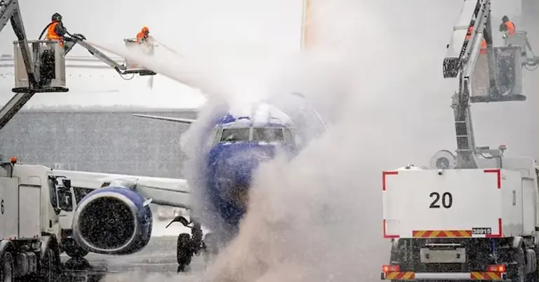 নাশভিল বিমানবন্দরে বরফ অপসারণের কাজ চলছে